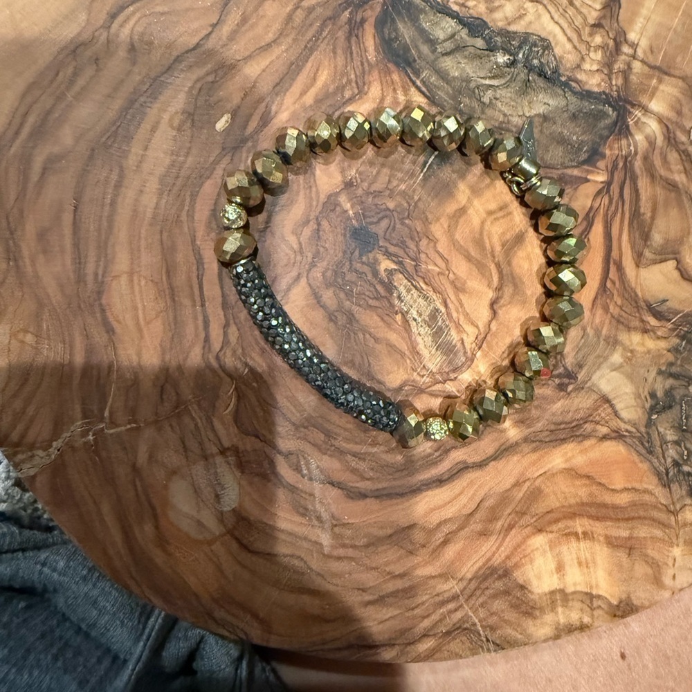 Chic Gold and Black Beaded Bracelet